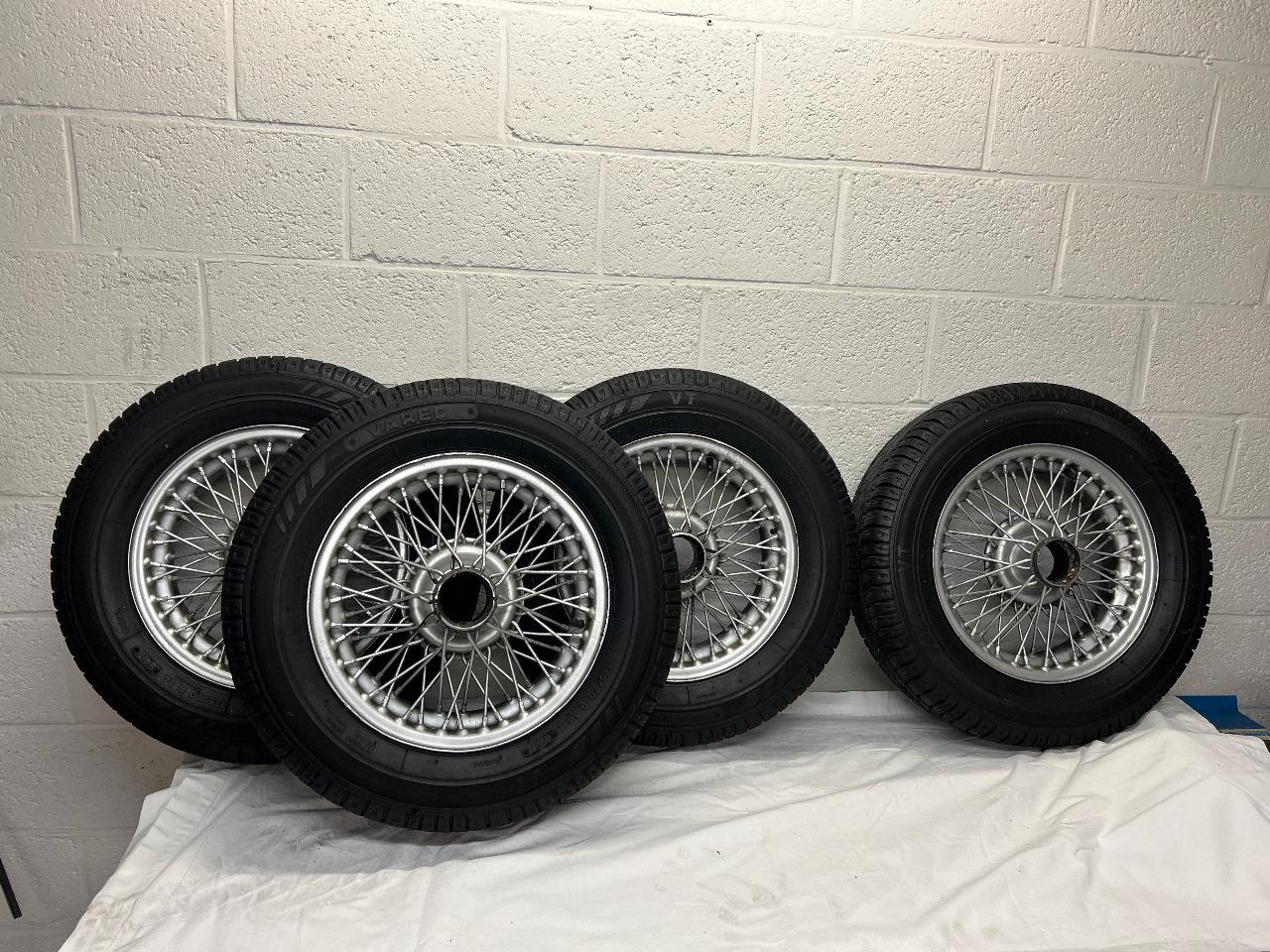 Pour MGB Roadster roues a rayons en parfait état. LesAnciennes.com