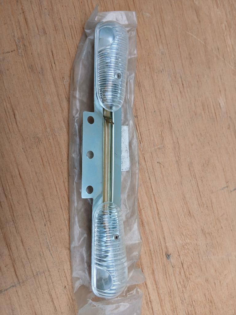 Eclairage de plaque PEUGEOT 404 Break LesAnciennes.com