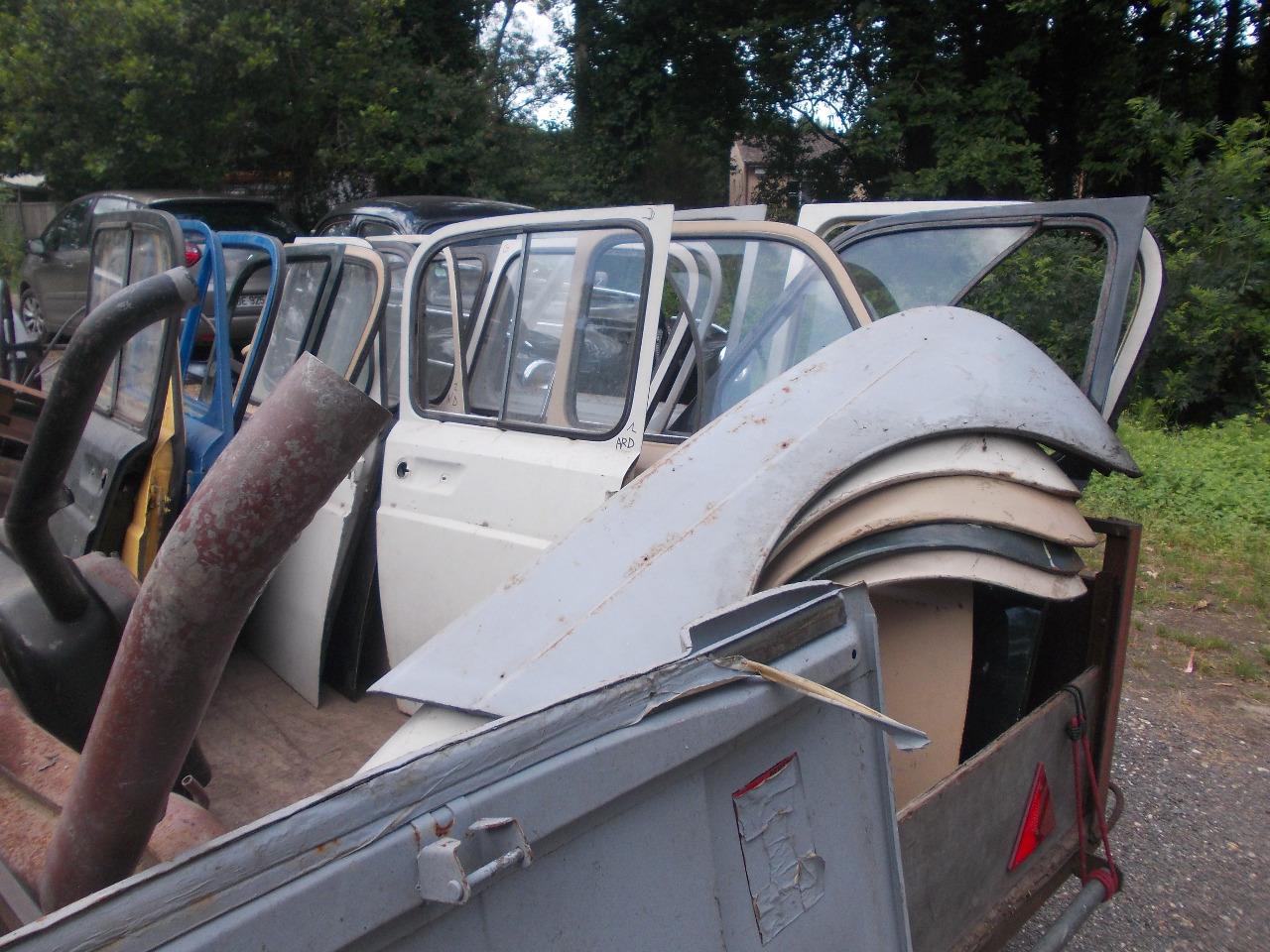 Lot de pièces RENAULT 4 (R4) 1er et 2èm modèle LesAnciennes.com