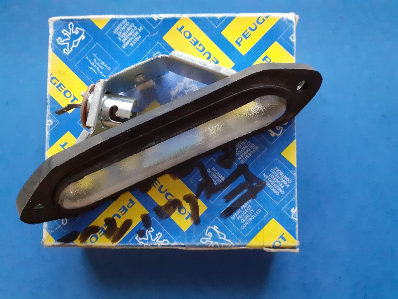 Eclaireur de plaque PEUGEOT 504 Berline LesAnciennes.com