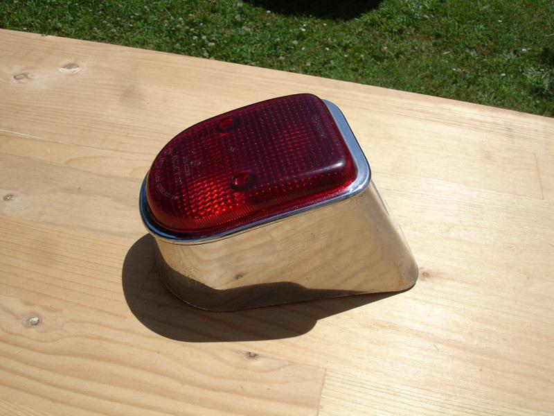 Feu arrière HYOSUNG 50R 000518 LesAnciennes.com