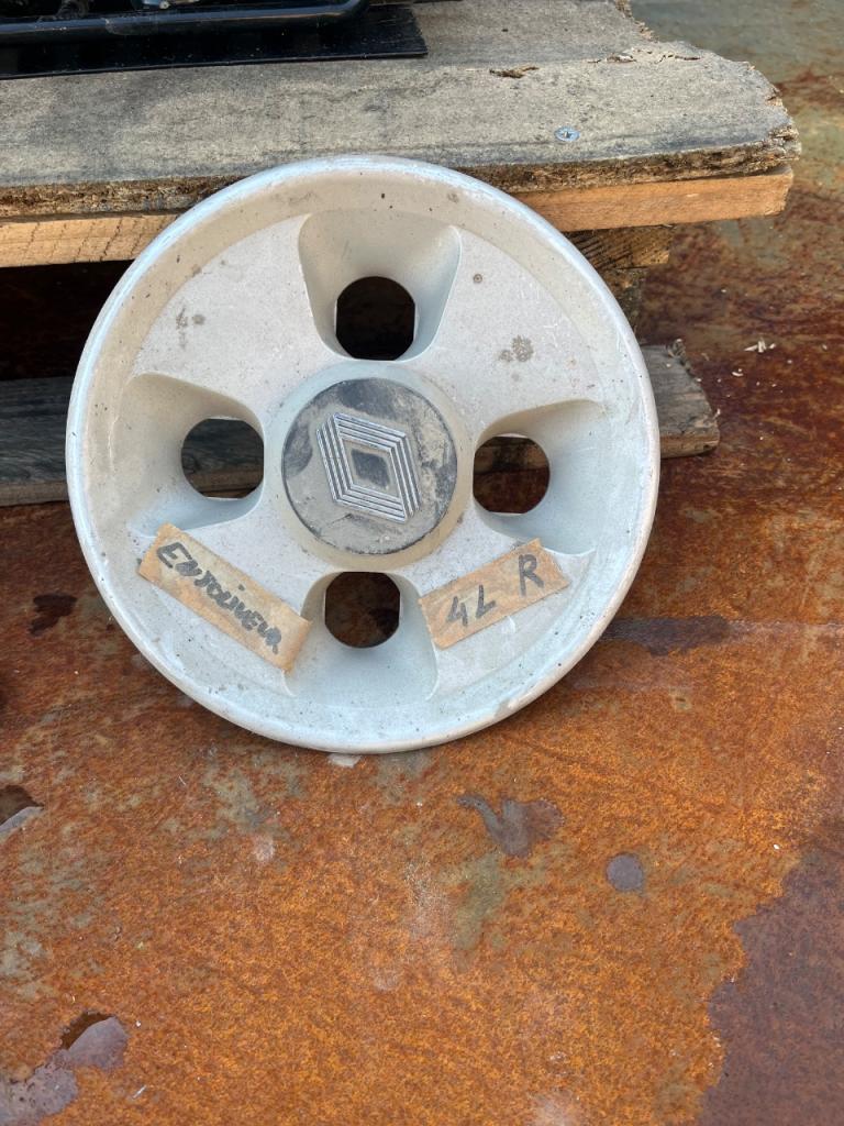 Enjoliveur RENAULT 4L (R4L) LesAnciennes.com