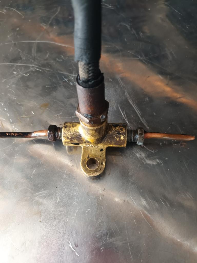 Pièces RENAULT Juvaquatre raccord 3 voies LesAnciennes.com