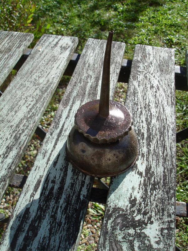 Burette ancienne en tole déco garage atelier LesAnciennes.com