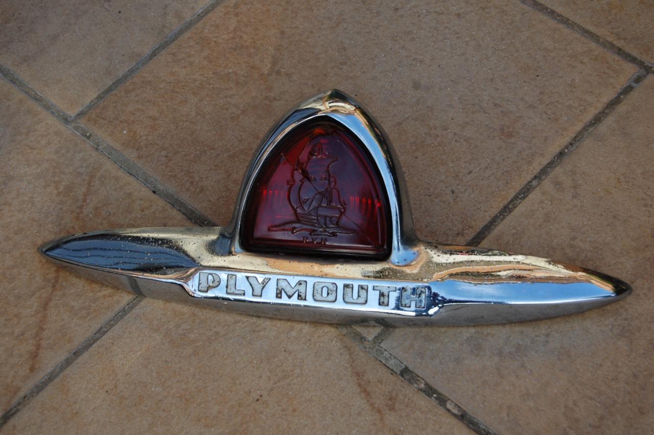 Embleme coffre plymouth 1946 usa oldtimer feu arri LesAnciennes.com