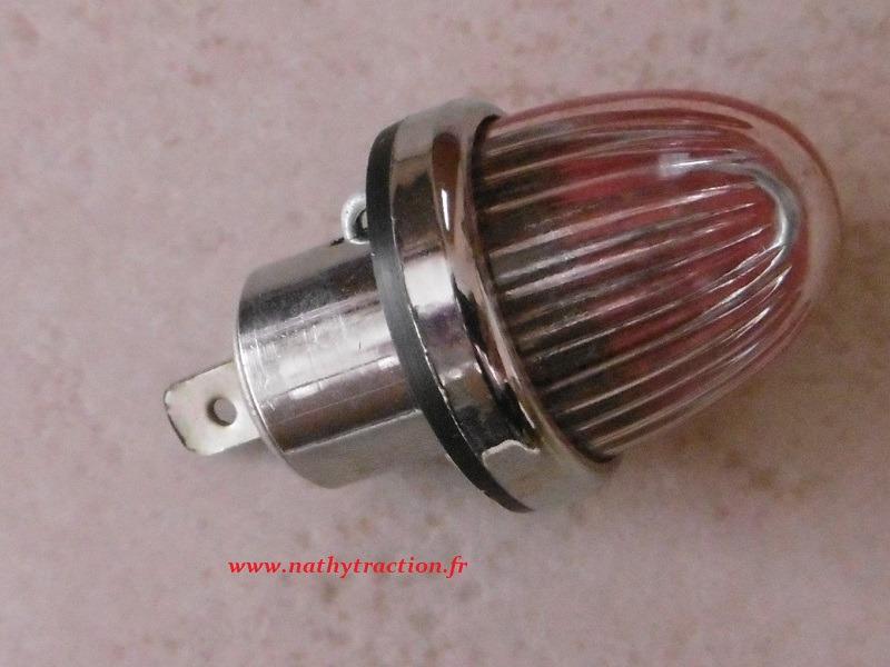 Un feux de position TRACTION CITROËN LesAnciennes.com