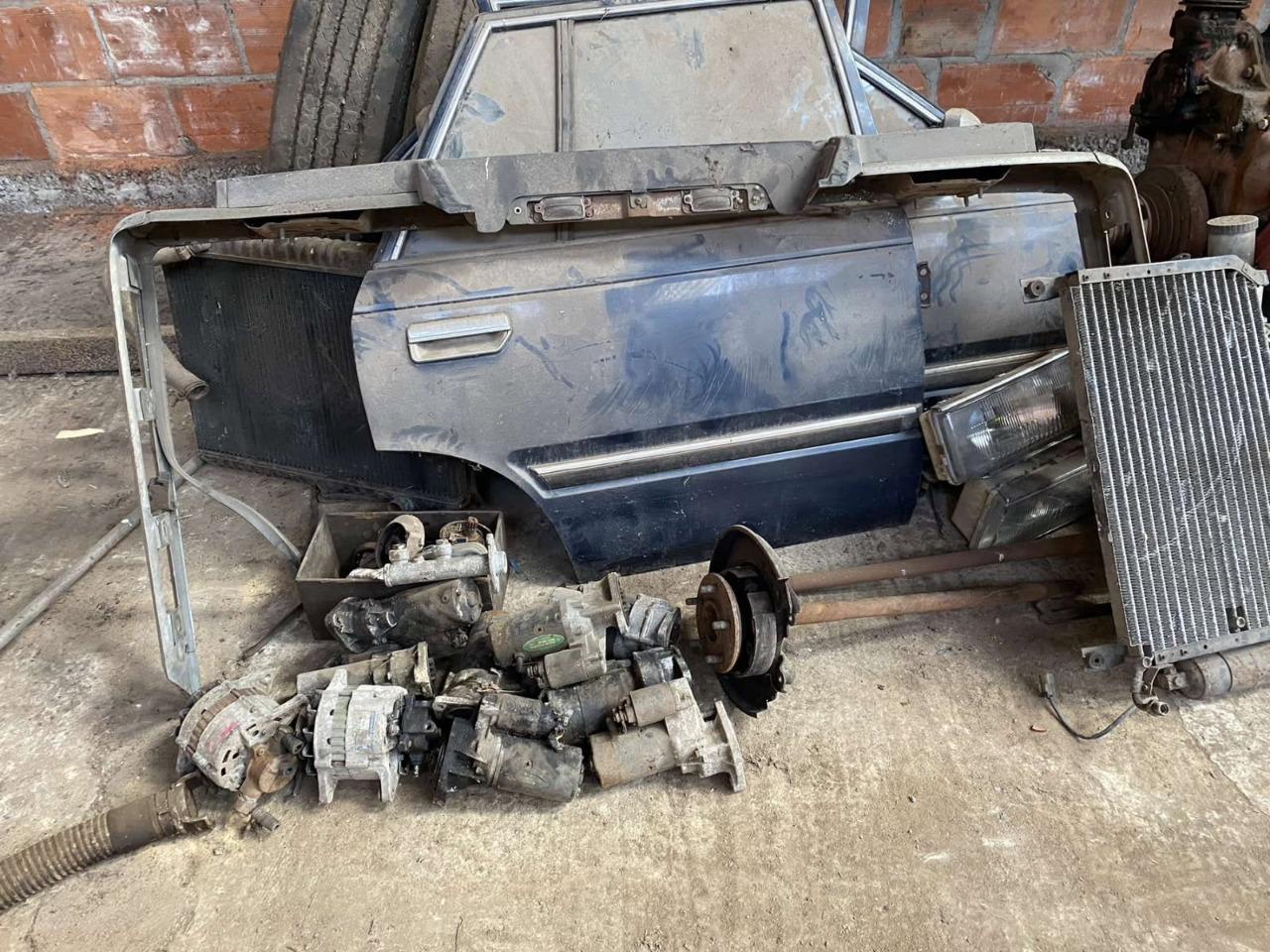 Portes et optiques DATSUN cédric Y30 berline LesAnciennes.com