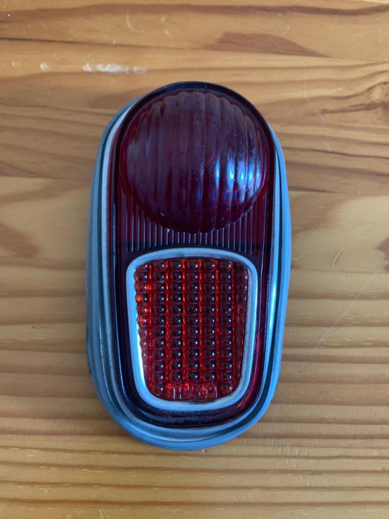 Cabochon ar. RENAULT Dauphine LesAnciennes.com