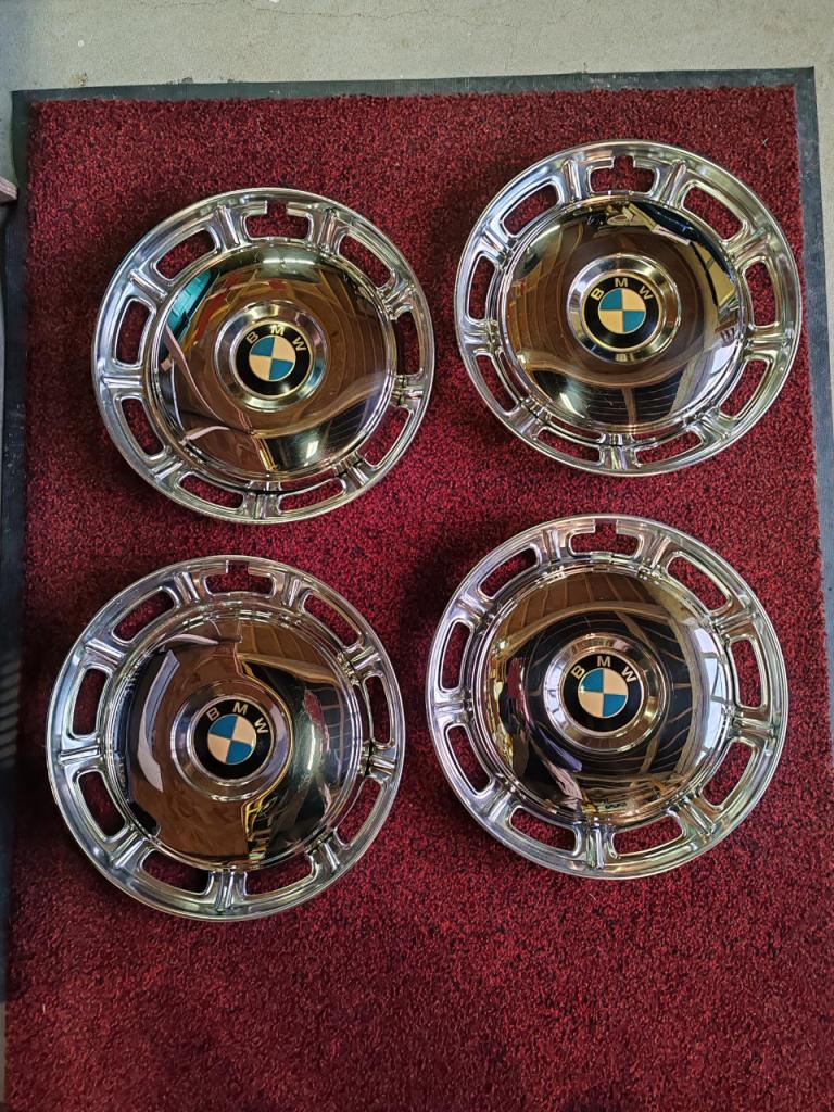 Lot d'enjoliveurs neufs BMW 2500-3.0si E3 LesAnciennes.com