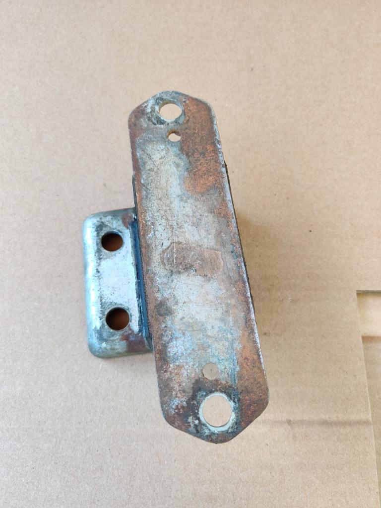 Support moteur droit Bagheera LesAnciennes.com