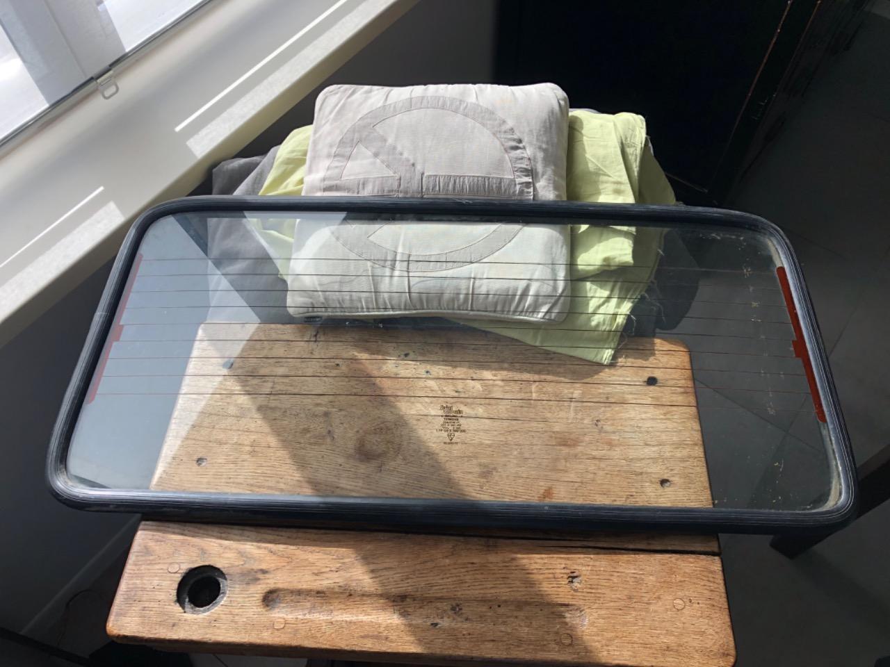 Lunette vitre arrière FIAT 126 LesAnciennes.com