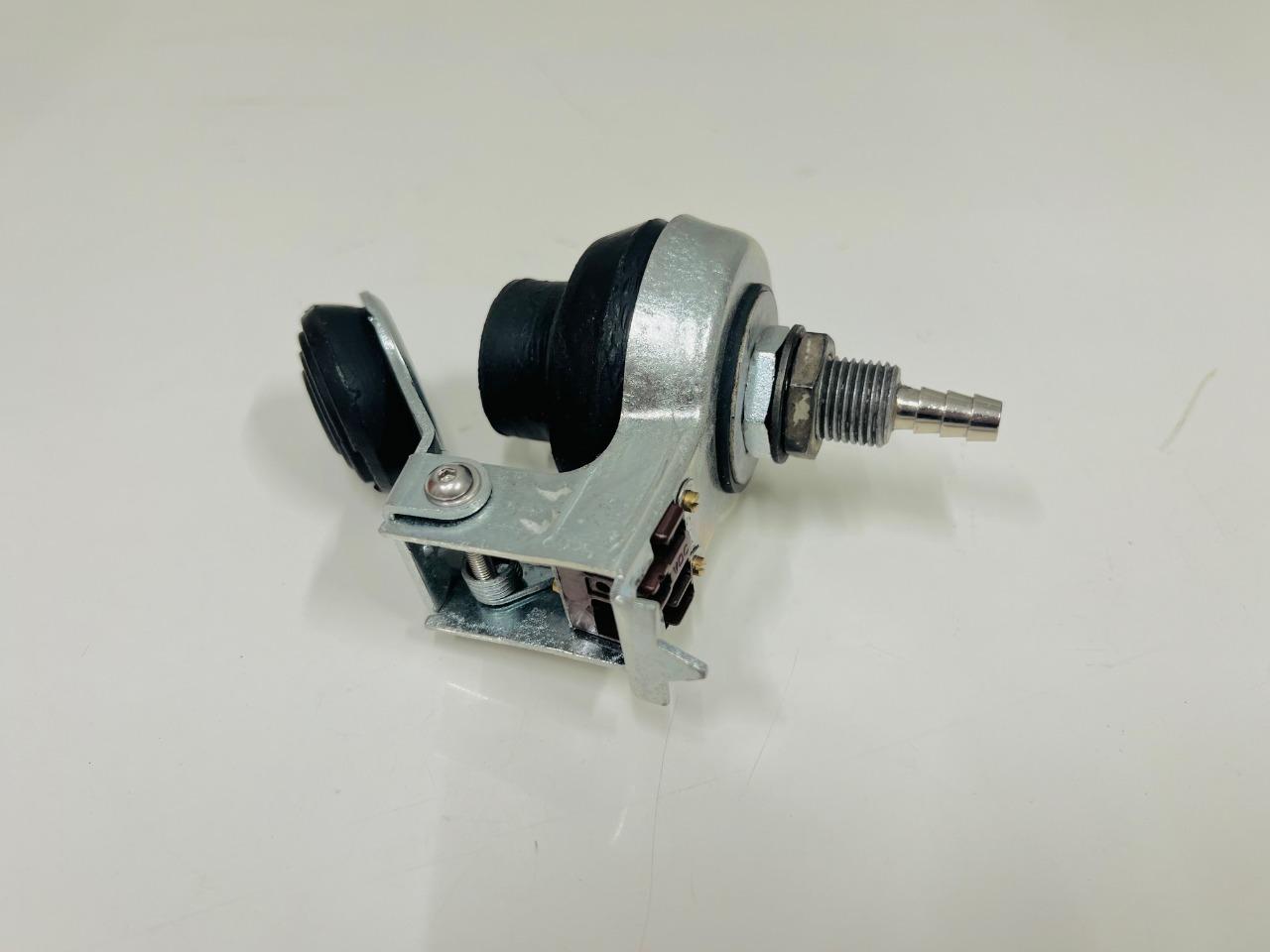 Pompe à pédale de lave-glace Alfa Romeo Giulietta LesAnciennes.com