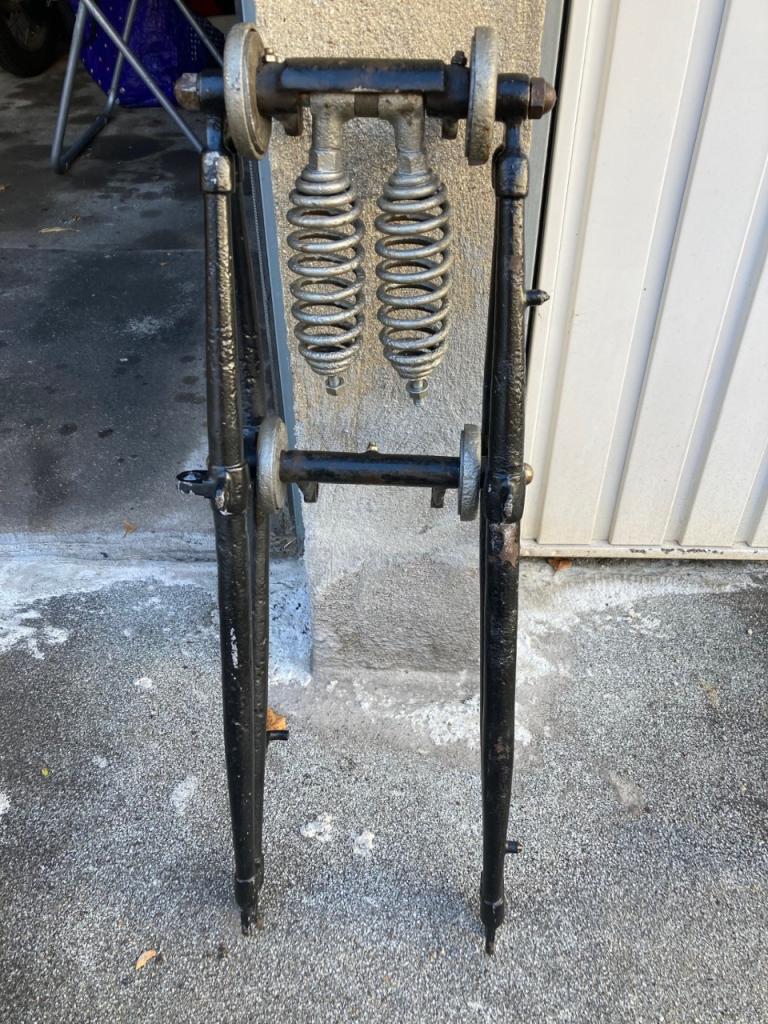 Fourche parallélogramme moto ancienne LesAnciennes.com