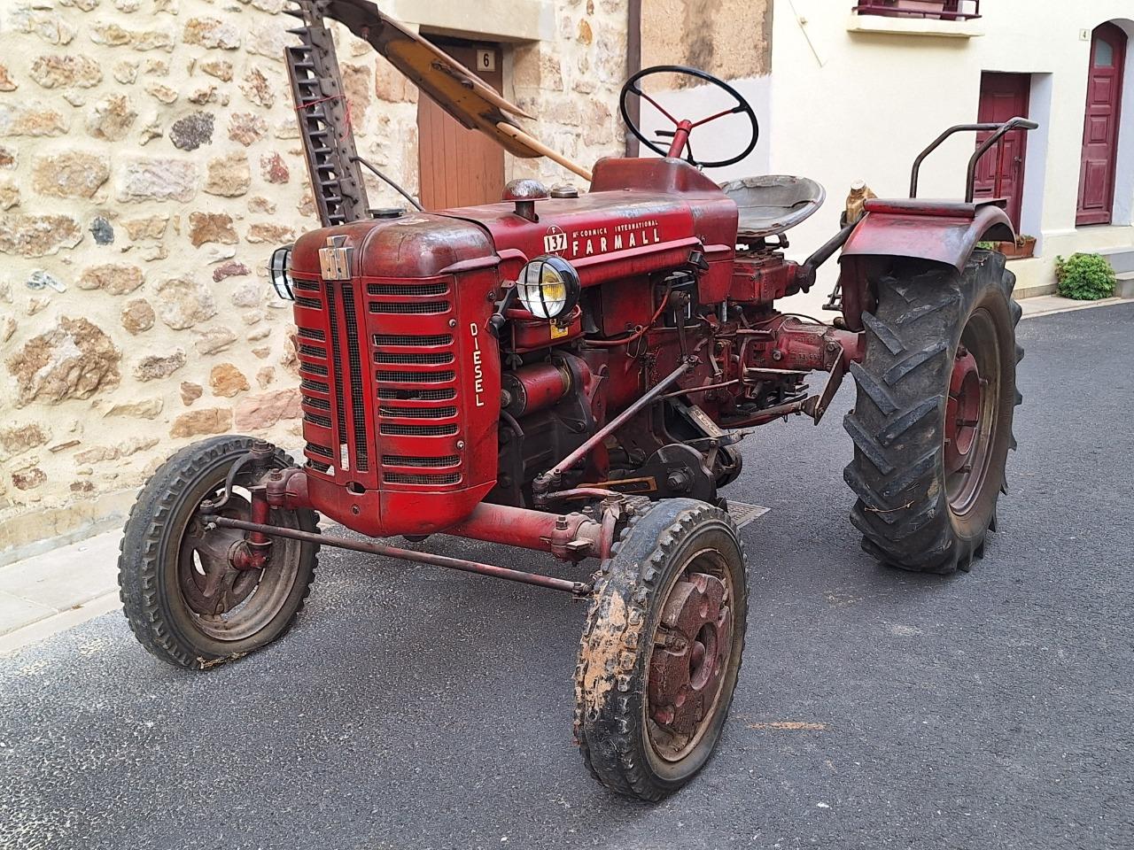 MCCORMICK Farmall F137D - 1961 LesAnciennes.com
