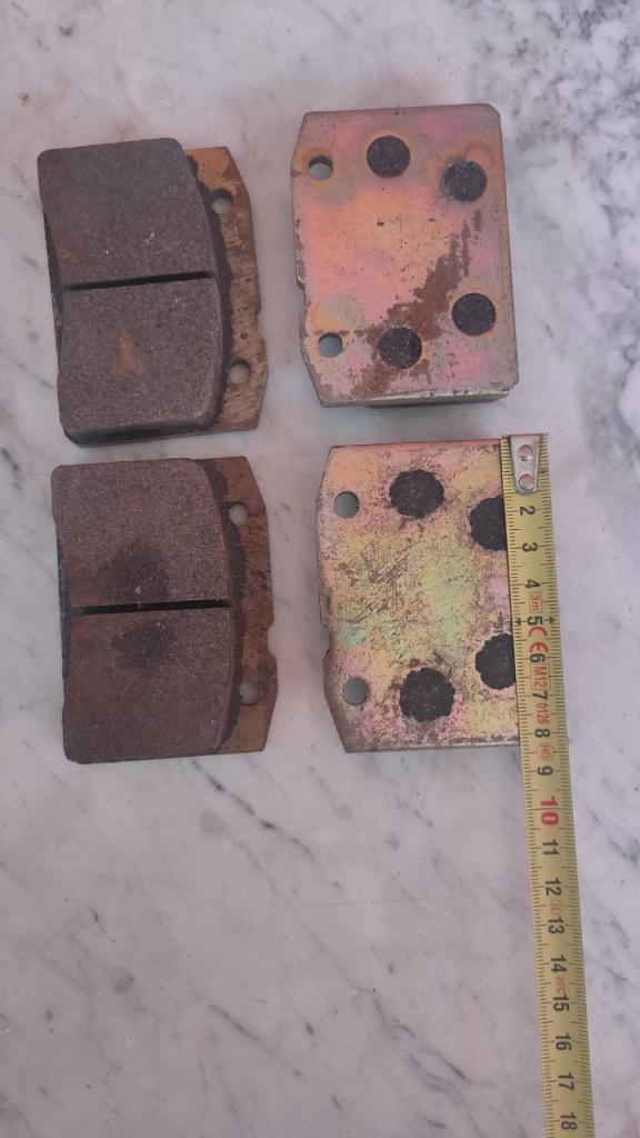Lot de plaquettes de freins pour voiture ancienne LesAnciennes.com