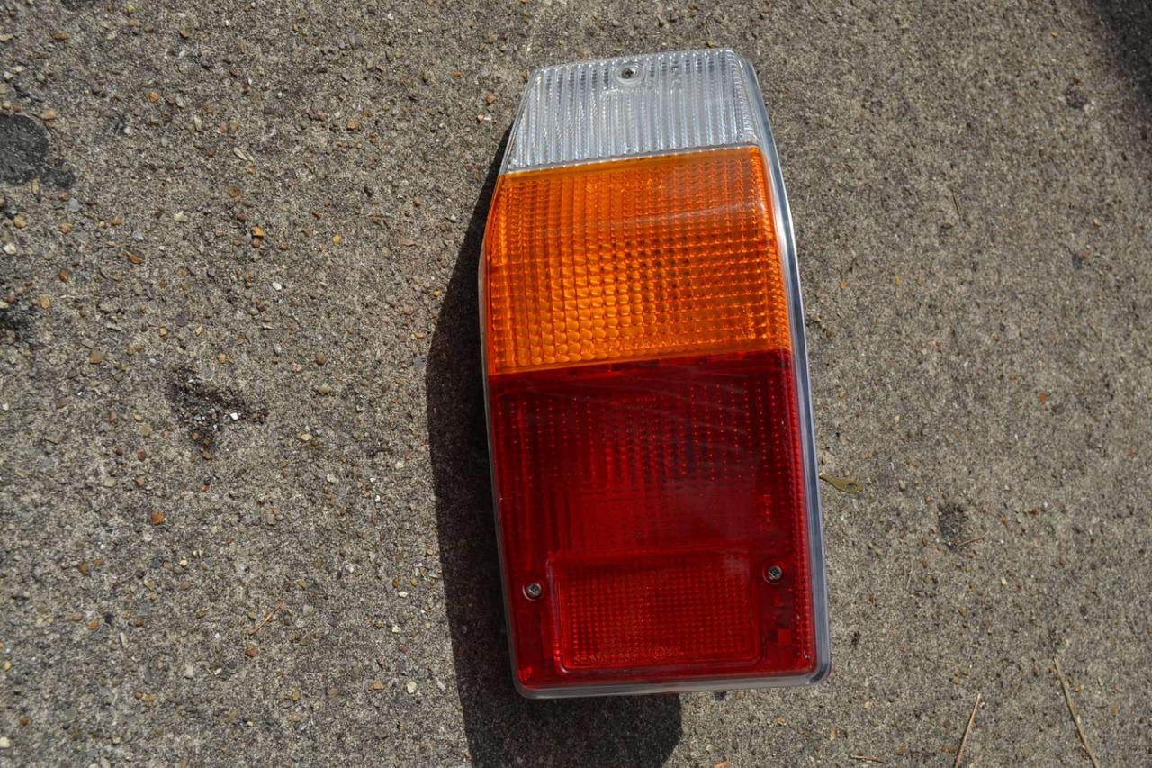 Feu arrière droit PEUGEOT 504 BREAK, LesAnciennes.com