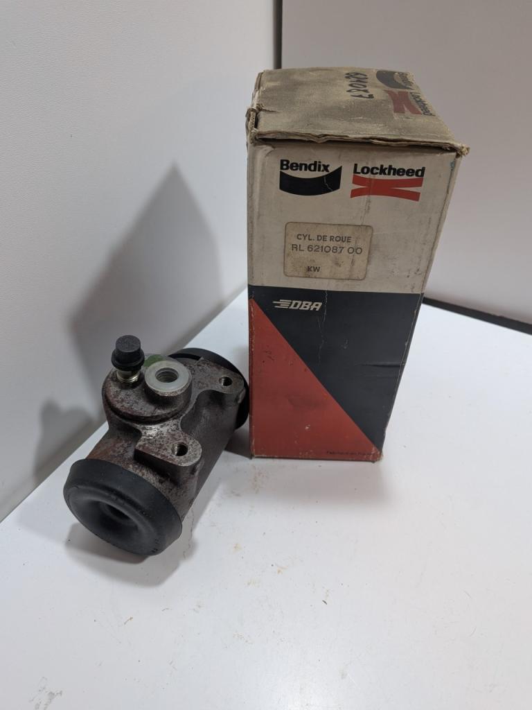 Cylindre roue arriere renault goelette galio LesAnciennes.com