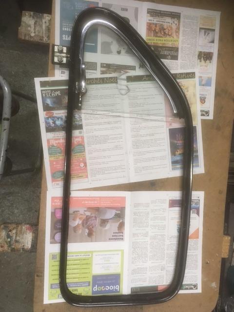 Cadre vitrage AVG VOLVO PV544 LesAnciennes.com