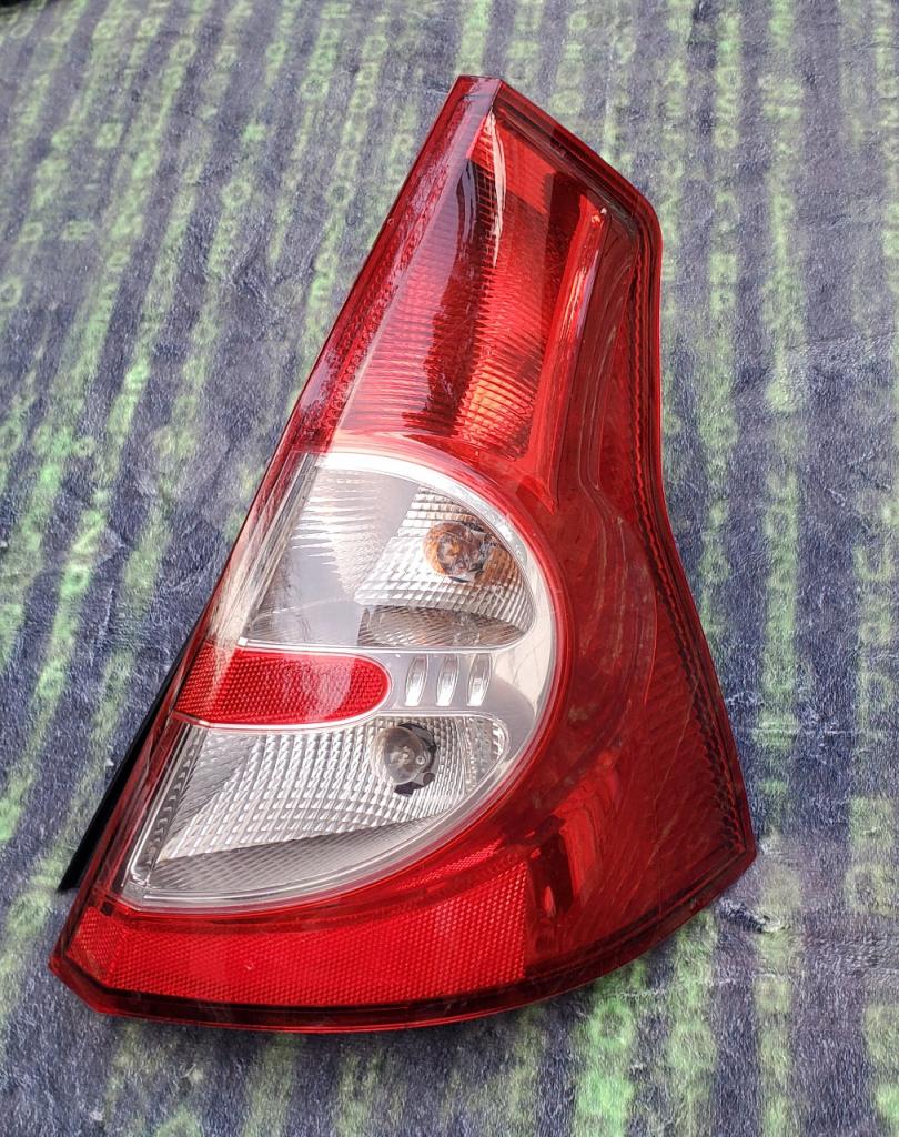 Feu arrière droit DACIA SANDERO, état exceptionnel LesAnciennes.com