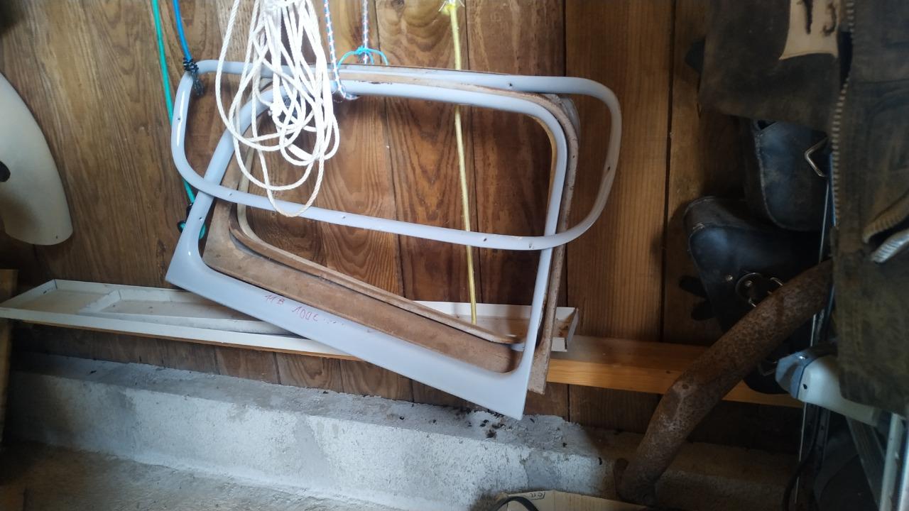 Entourage de vitre Traction 11 B + autres pièces LesAnciennes.com