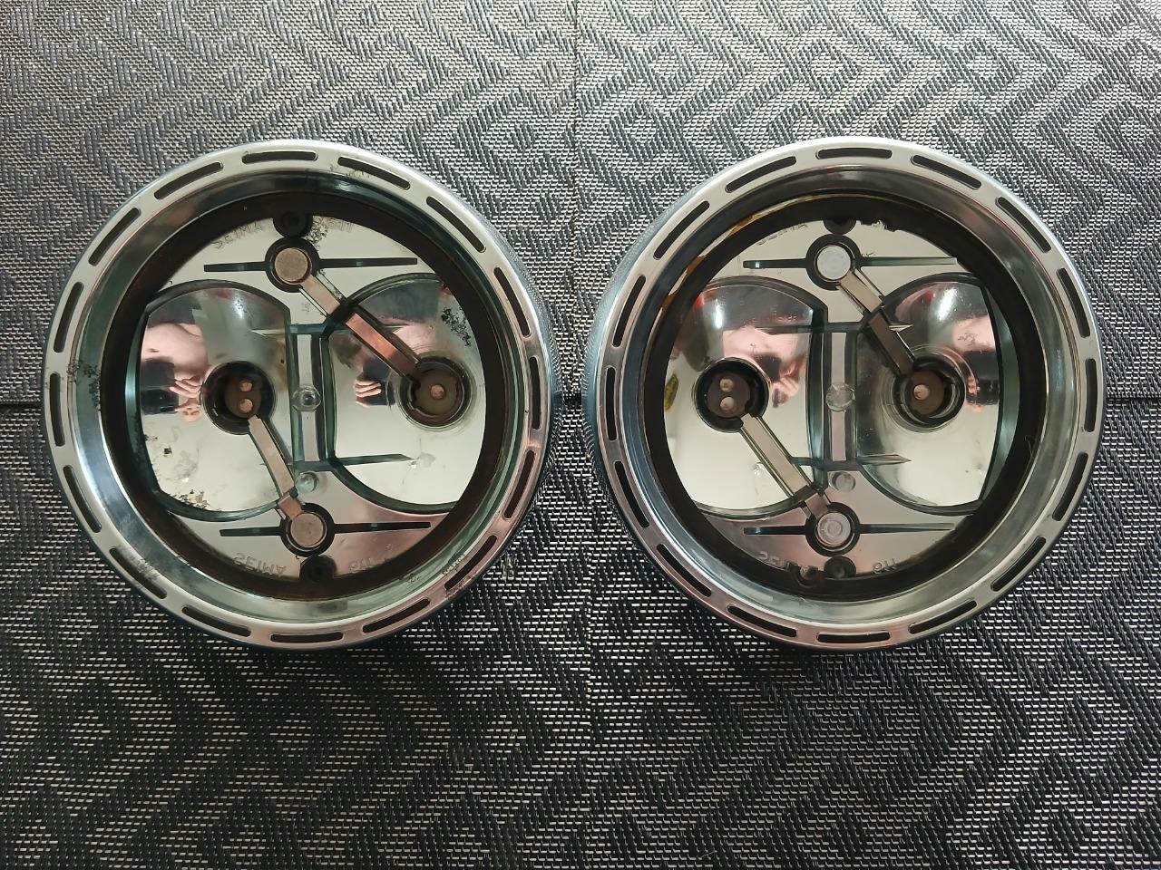 Socles de feux arrière SIMCA 1300 1500 berline LesAnciennes.com