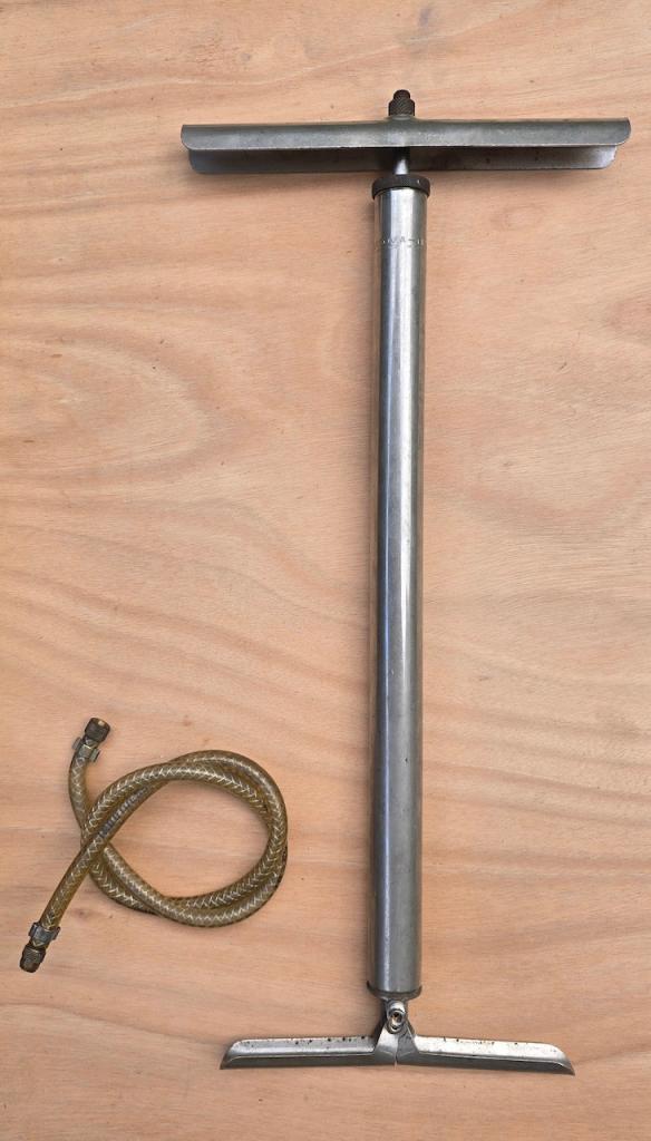 Pompe à vélo moto auto GERGOVIA license MICHELIN LesAnciennes.com