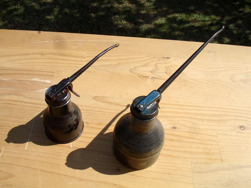 Lot 2 burettes JEX dans leur jus déco garage LesAnciennes.com