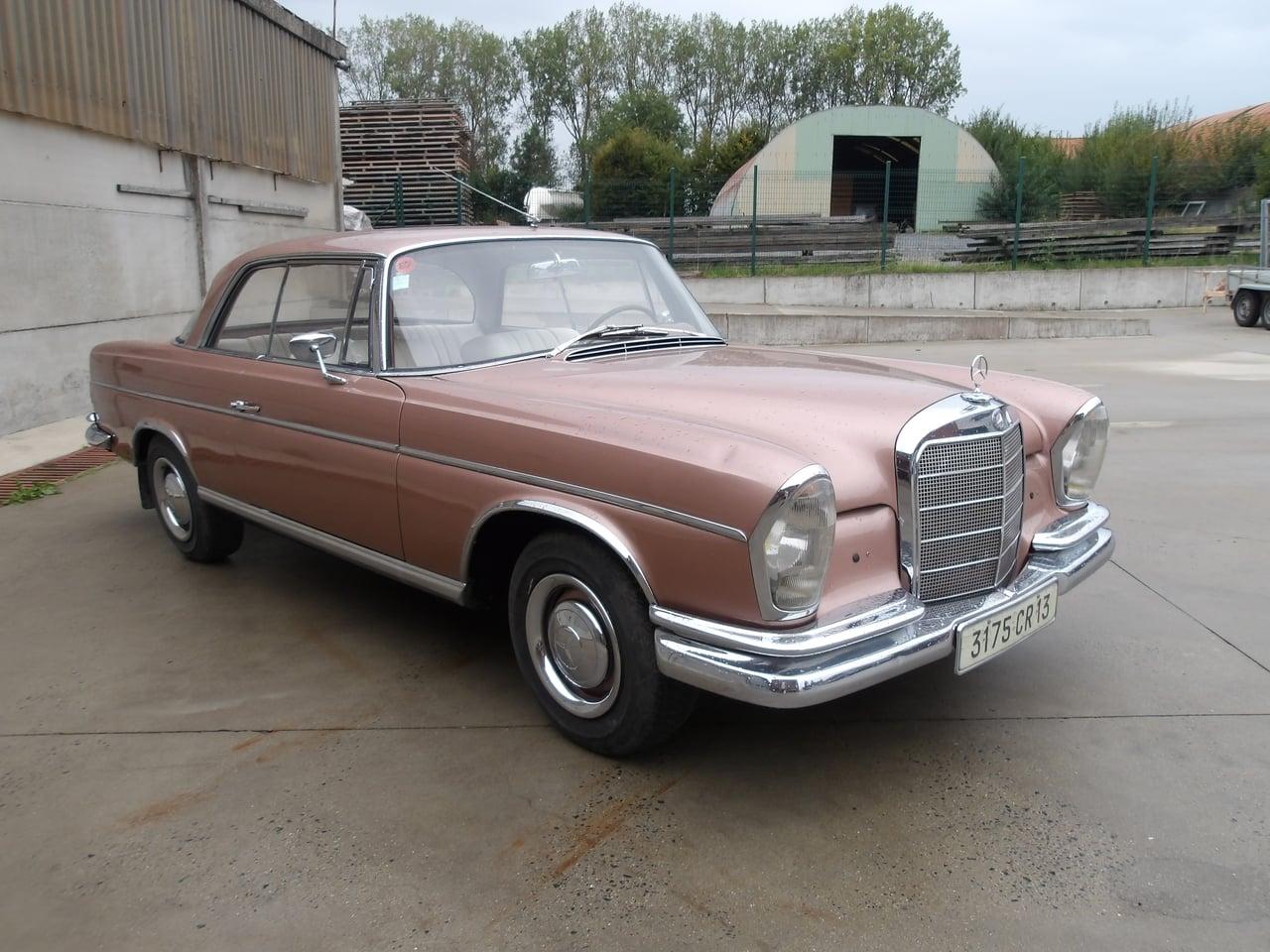 1963 Mercedes 220 SE W111 LesAnciennes.com