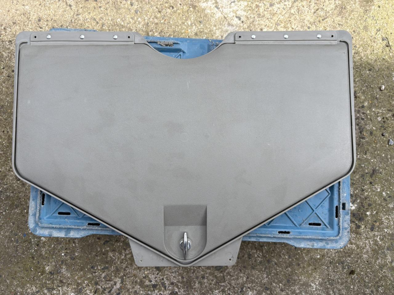 Caisse à outils BMW E9 coupé E9 coupé LesAnciennes.com