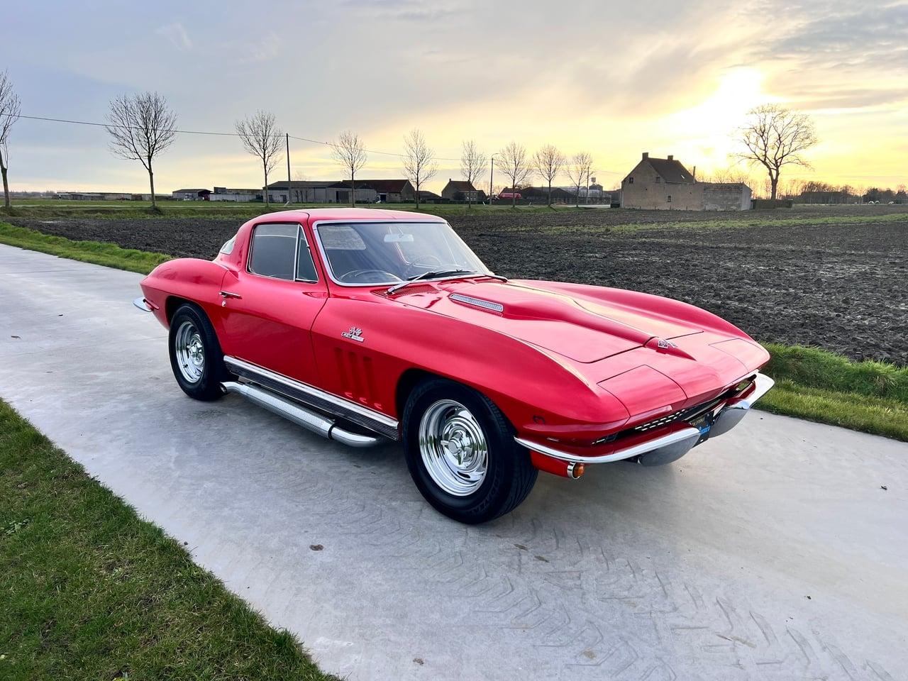 1966 Chevrolet Corvette C2 427CI ‘Big Block’ V8 wi LesAnciennes.com