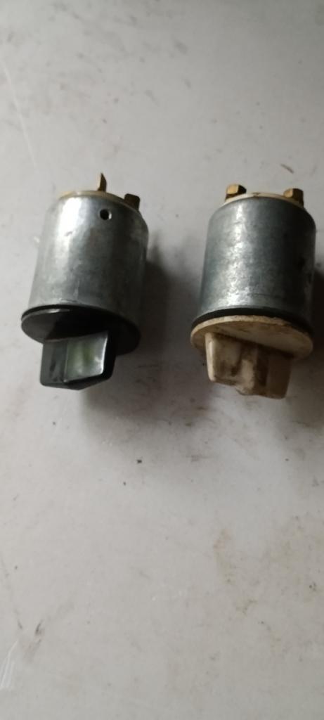 Interrupteur PEUGEOT 404 LesAnciennes.com