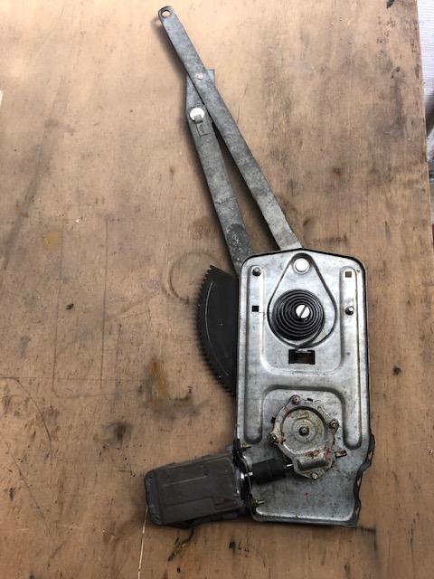 Lève vitre gauche Maserati Merak LesAnciennes.com