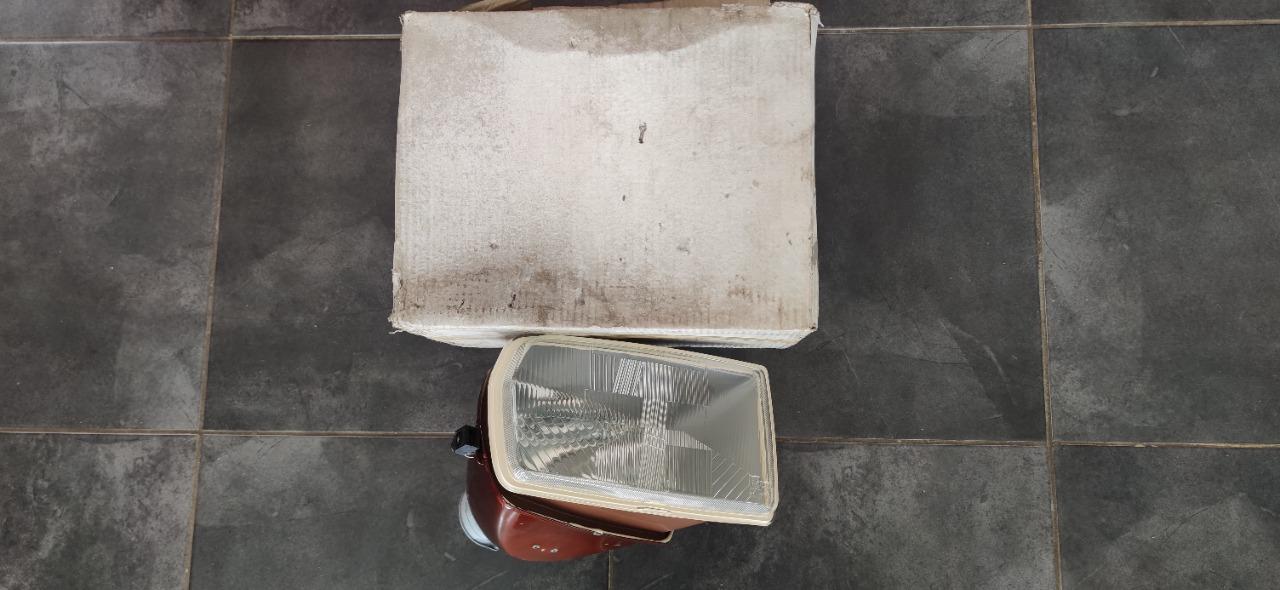 Phare H4 droit RENAULT 20 (R20) LesAnciennes.com