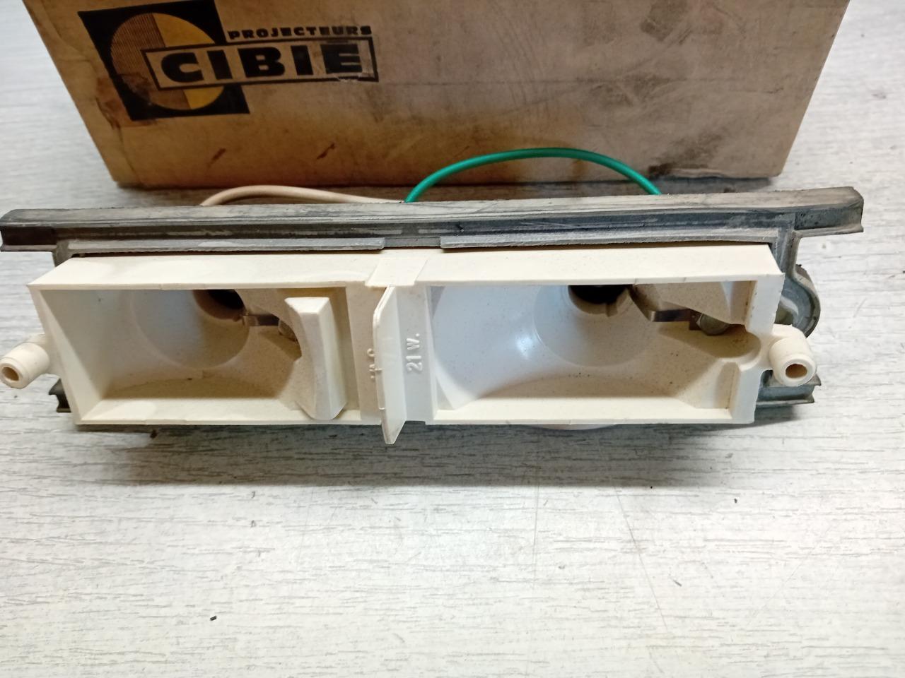 5076025 PLATINE FEU CLIGNOTANT AVANT G. SIMCA 1100 LesAnciennes.com