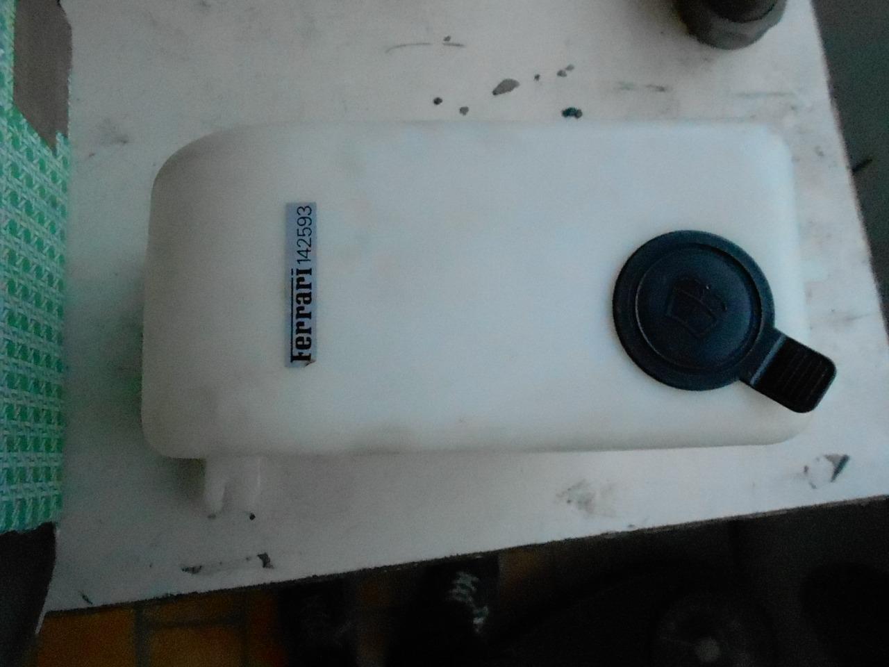 Réservoir de lave-glace Ferrari 348 et 355 LesAnciennes.com