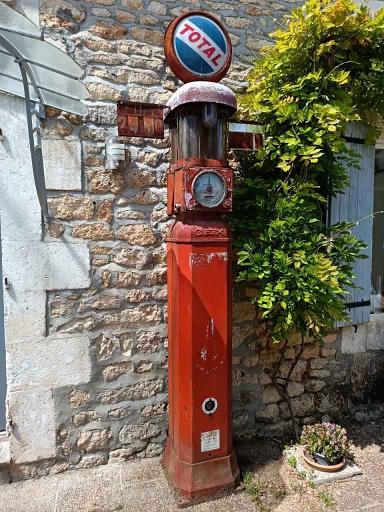 Pompe à essence début du siècle à quatres glo LesAnciennes.com