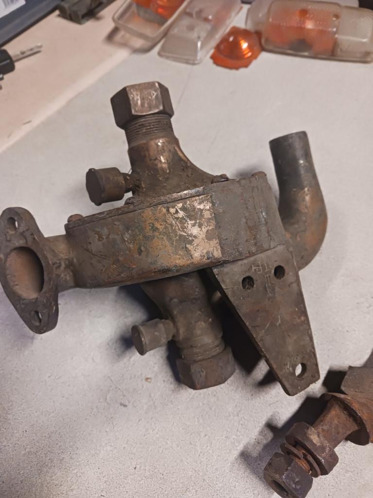 Pompe a eau pour ancetre . LesAnciennes.com