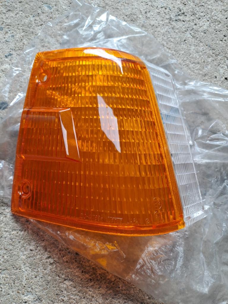 Cabochon MAZDA 323 LesAnciennes.com