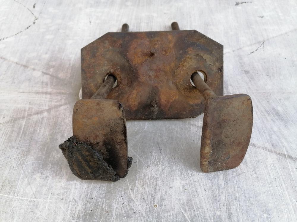 Pédales RENAULT Primaquatre LesAnciennes.com