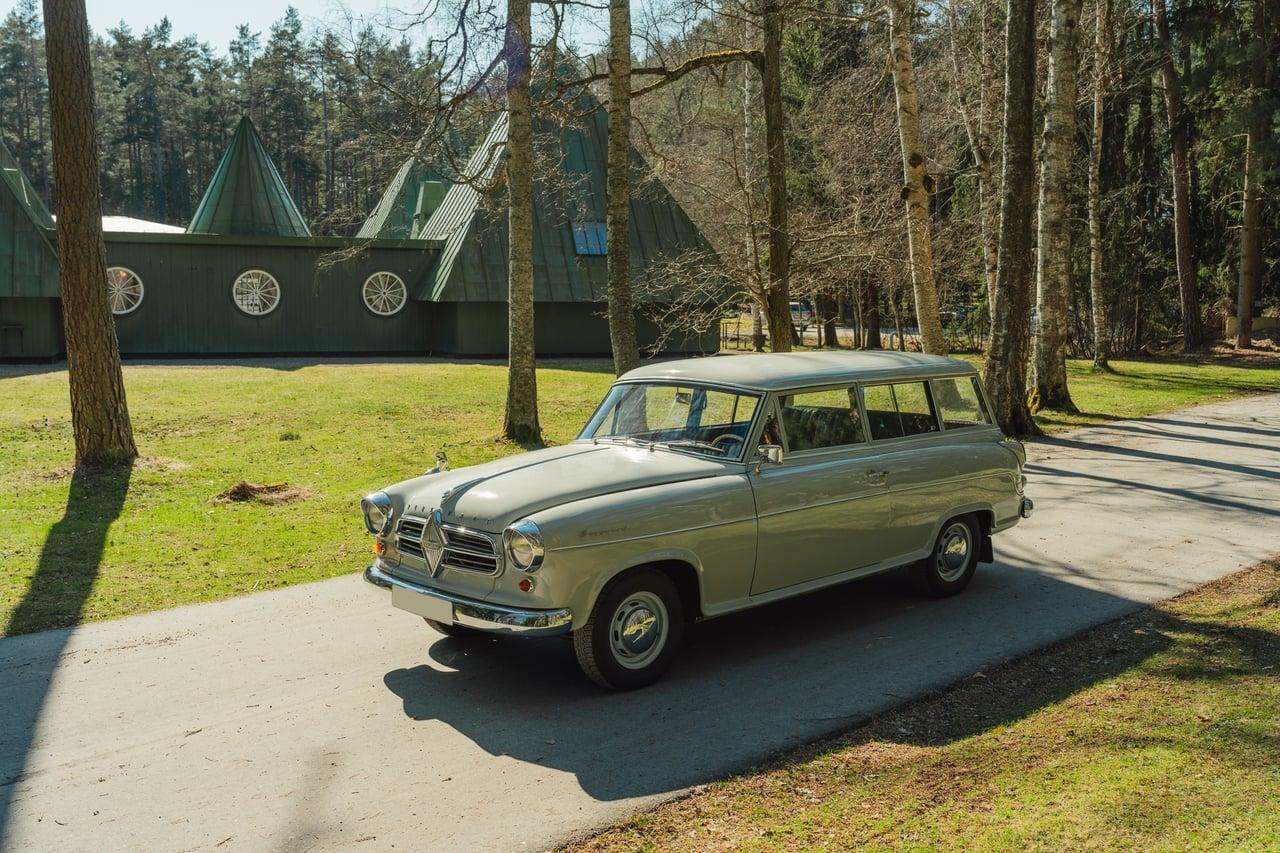 1957 Borgward Isabella Combi LesAnciennes.com