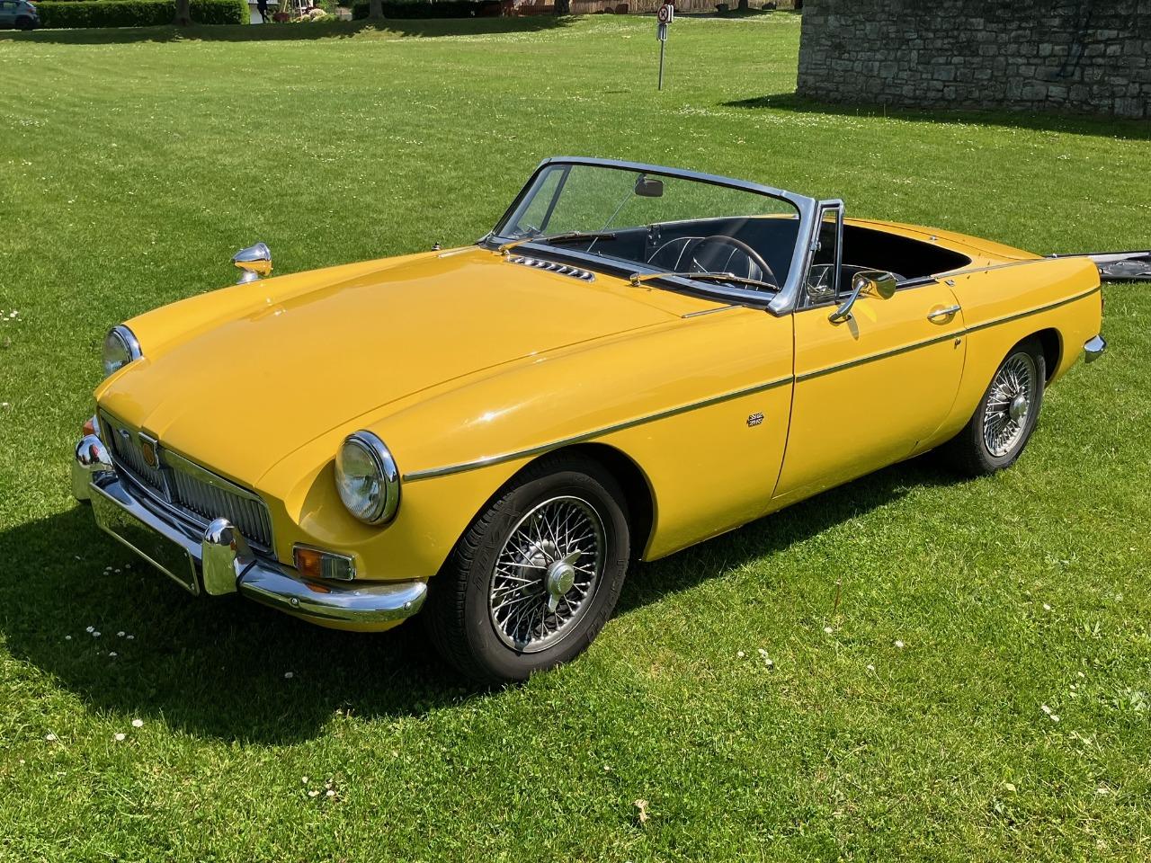MG MGB Roadster - 1965 LesAnciennes.com