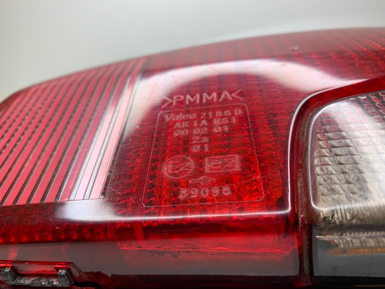 Feu arriéré droite PEUGEOT 106 LesAnciennes.com