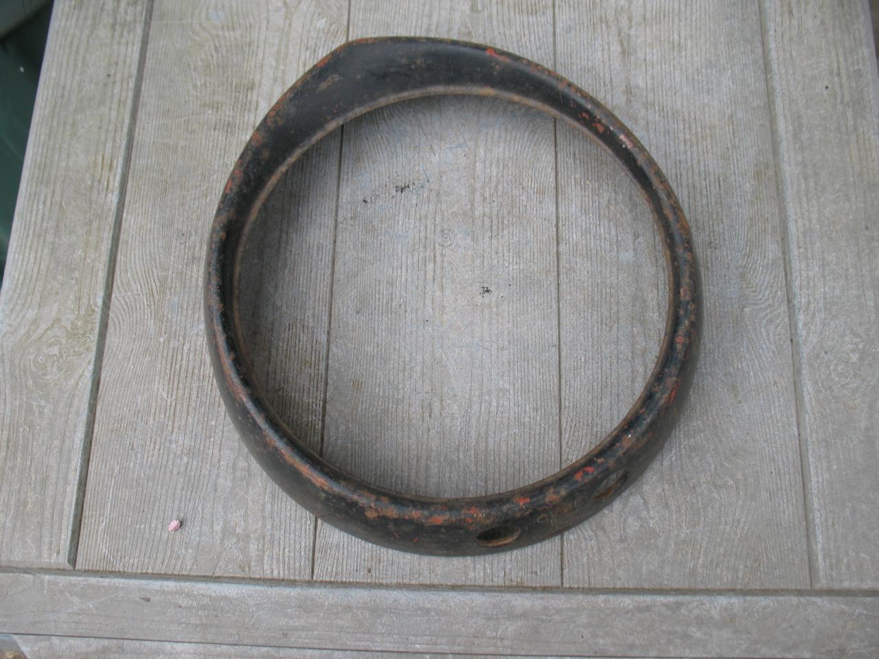 Cercle de phare PEUGEOT 404 LesAnciennes.com