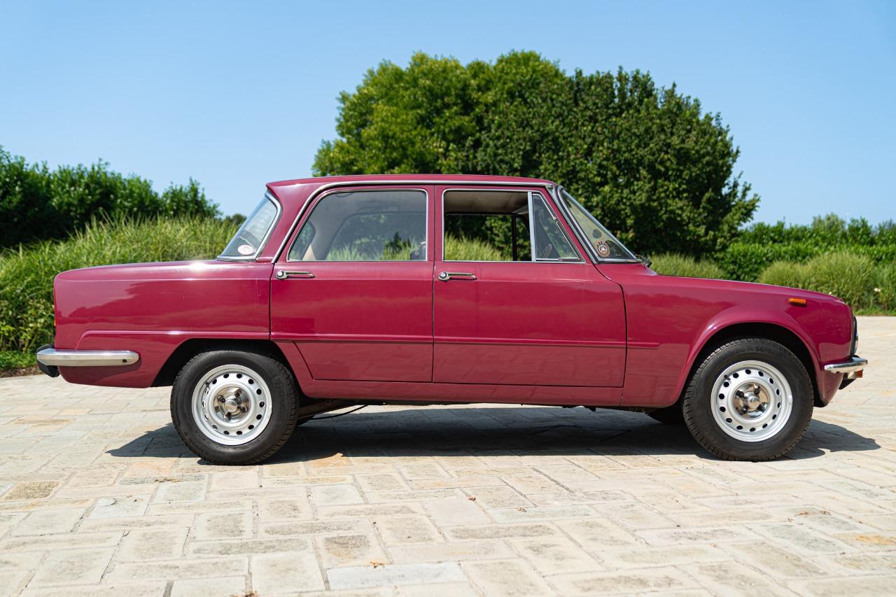ALFA ROMEO Giulia NUOVA SUPER 1300 - 1974 LesAnciennes.com