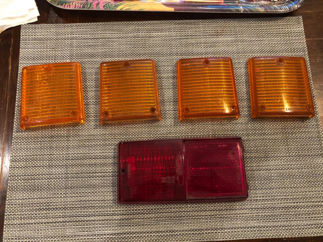 Cabochon Lucas ASTON MARTIN lotus Hilman LesAnciennes.com