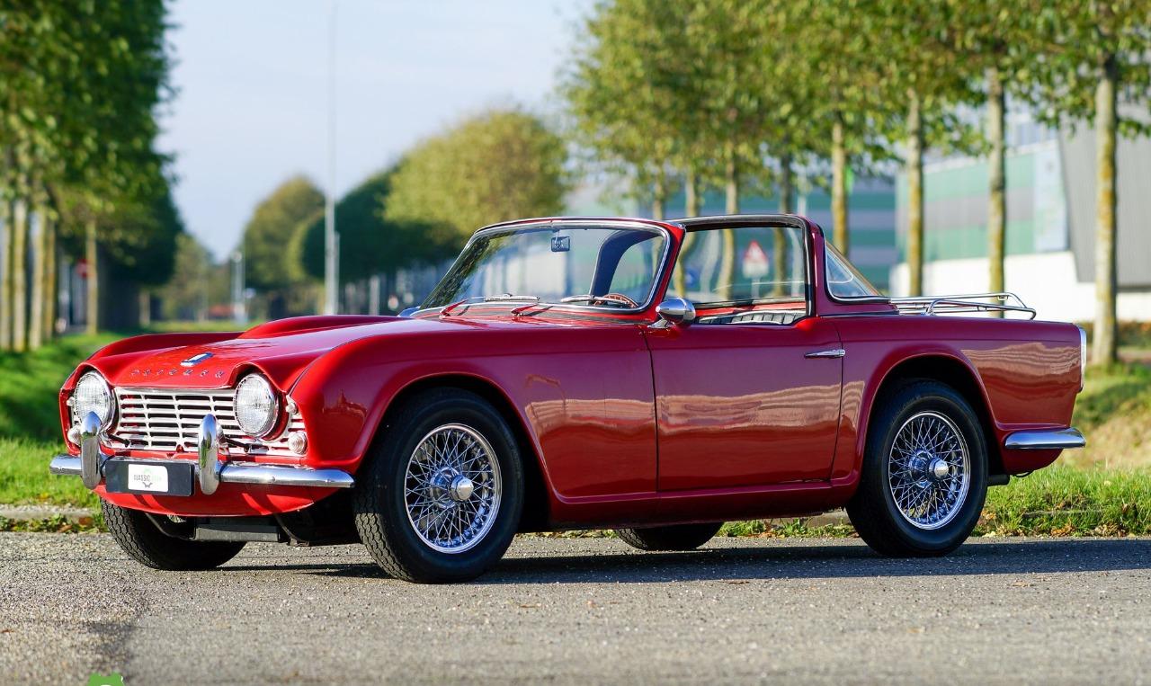 TRIUMPH TR4 Surrey Top - 1962 LesAnciennes.com