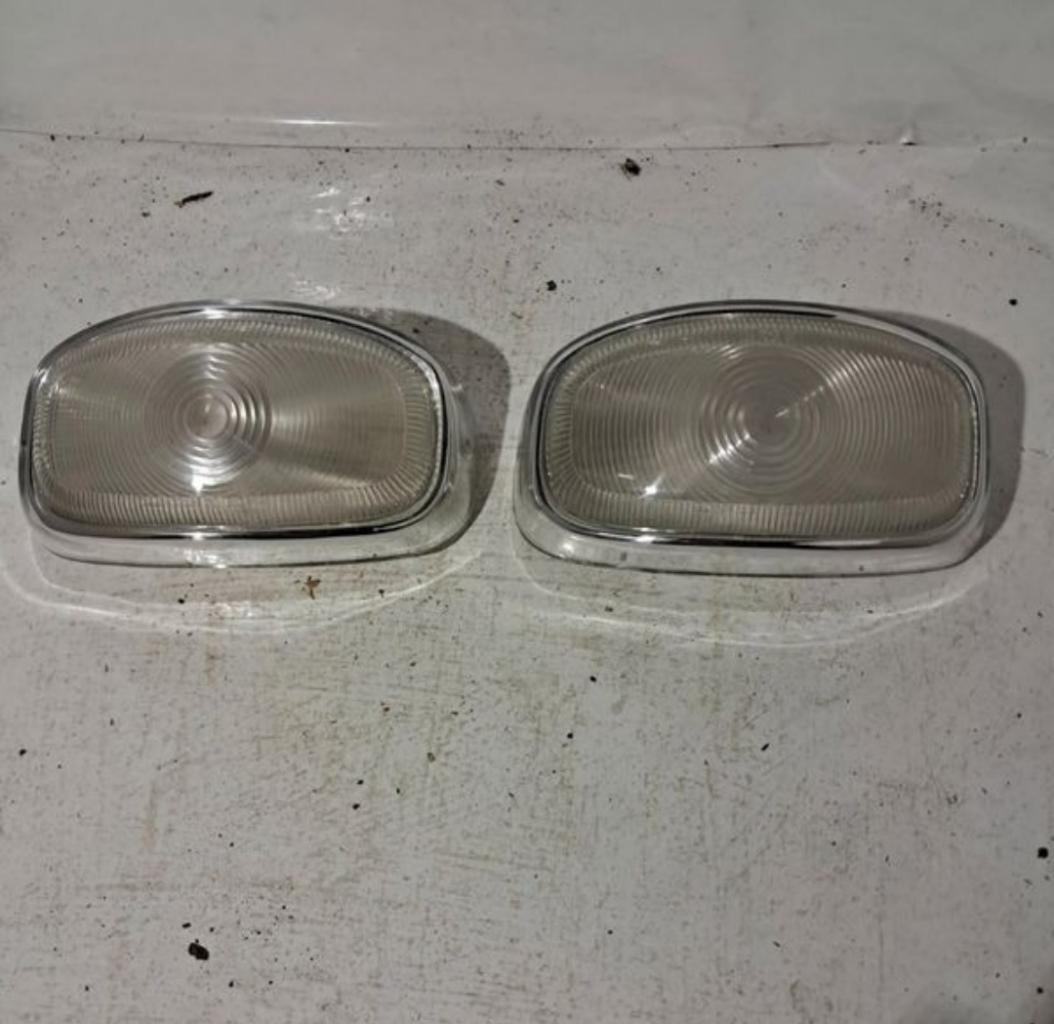 Paire de cabochons avant pour PEUGEOT 404 LesAnciennes.com