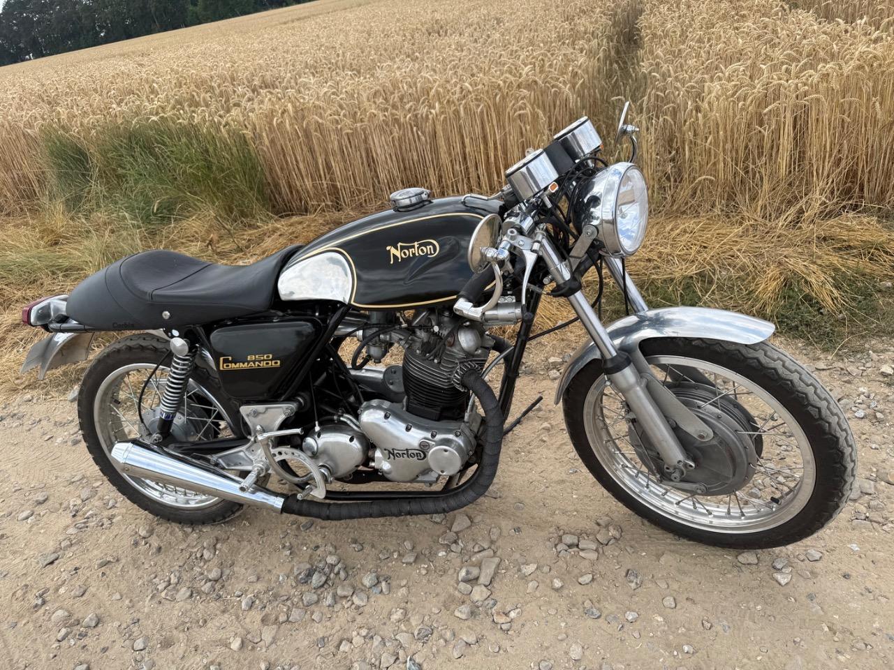 NORTON Commando 850 - 1976 LesAnciennes.com