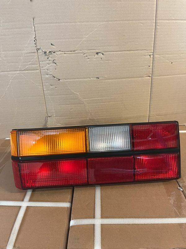 Feu arriere gauche Volkswagen Golf MK1 LesAnciennes.com