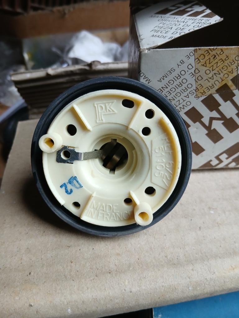 Feux RENAULT Dauphine LesAnciennes.com